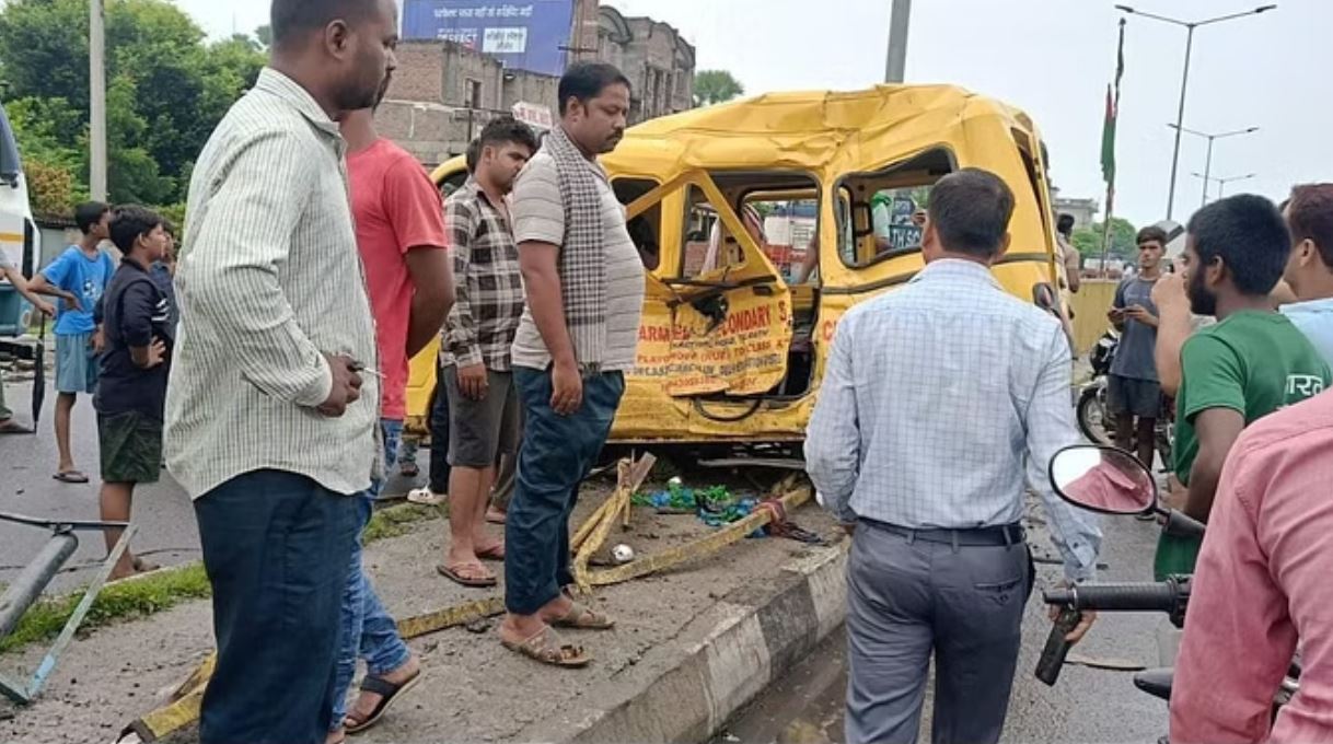 बेगूसराय: वैन को ट्रक ने मारी टक्कर, 23 बच्चे घायल