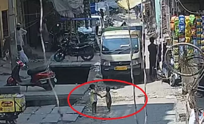 गाजियाबाद नगर निगम के टेंपो ने एक बच्ची को कुचला