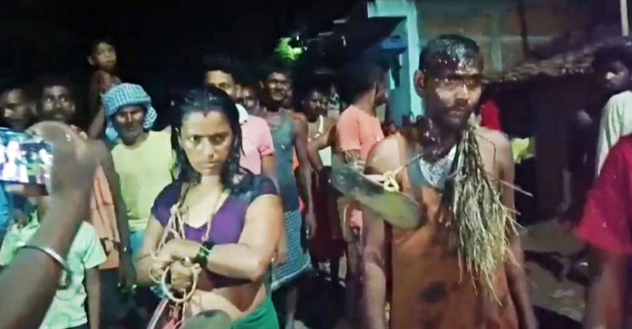 बिहार: पति-पत्नी के कपड़े फाड़े, बाल काट चप्पल की माला पहना घुमाया