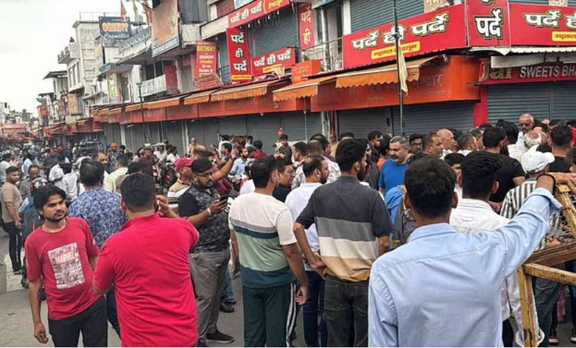 देहरादून: रेलवे स्टेशन पर बवाल के बाद आज भी हंगामा, पुलिस ने हिंदूवादी नेता को उठाया