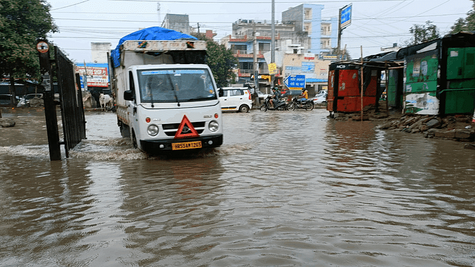 दिल्ली की सड़कें बनी दरिया: एनसीआर में झमाझम बारिश, कई इलाकों में भरा पानी