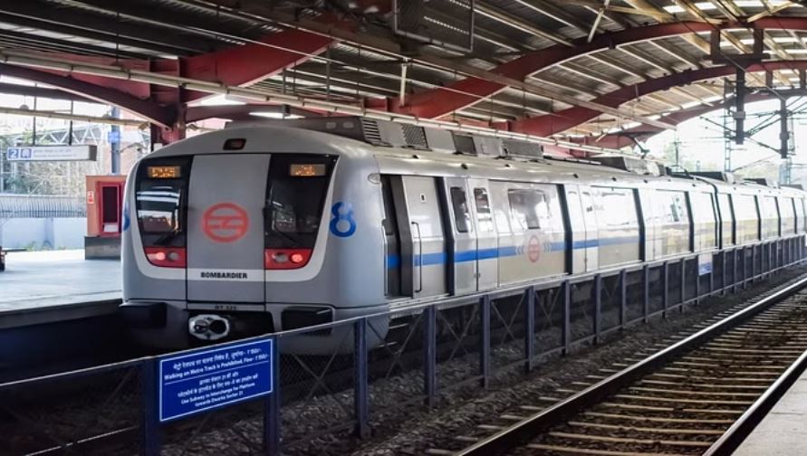 लड़की ने मेट्रो के सामने छलांग लगाकर दी जान, 20 मिनट बाधित रहा परिचालन