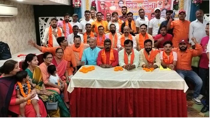 मुजफ्फरनगर: क्रांति सेना के पूर्व प्रदेश उपाध्यक्ष सैकड़ों समर्थकों के साथ शिवसेना में हुए शामिल