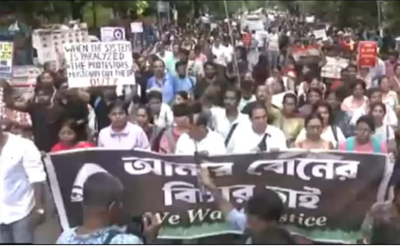 कोलकाता में जारी प्रदर्शन में शामिल हुईं हस्तियां, शैक्षणिक संस्थानों के छात्रों ने निकाला मार्च