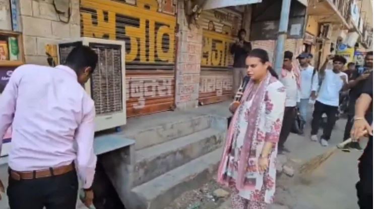 बाड़मेर: शहर को साफ कराने सड़क पर उतरीं आईएएस टीना का दबंग अंदाज