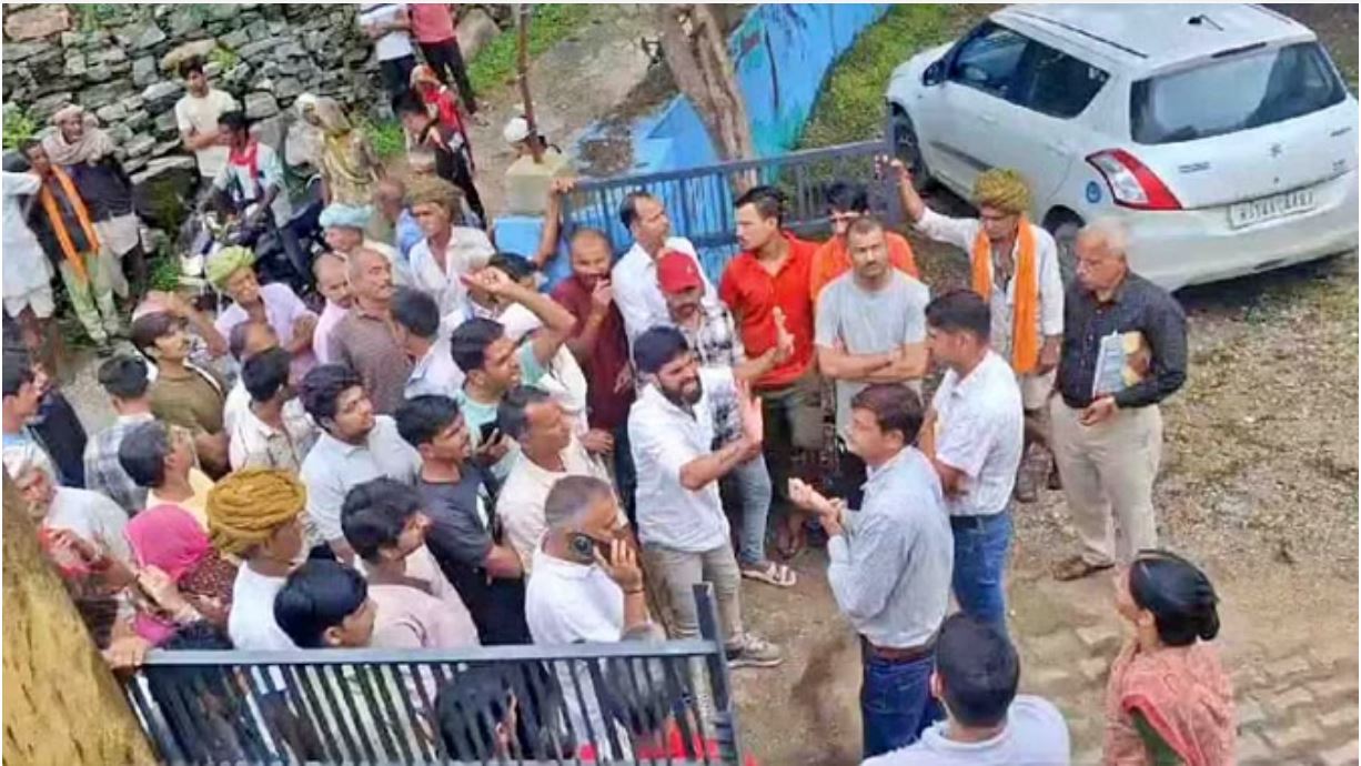 उदयपुर: विवाहिता को भगा ले गया पीटीआई टीचर, ग्रामीणों ने स्कूल में किया हंगामा