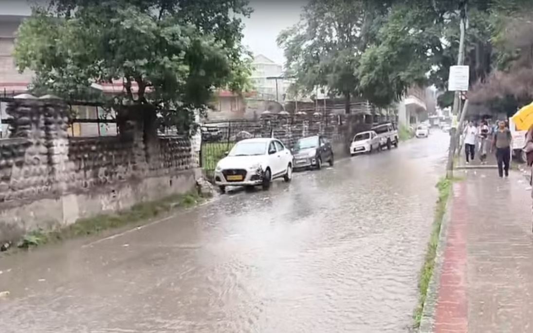 हिमाचल: कुछ स्थानों पर भारी बारिश का येलो अलर्ट, रोहतांग में गिरे फाहे