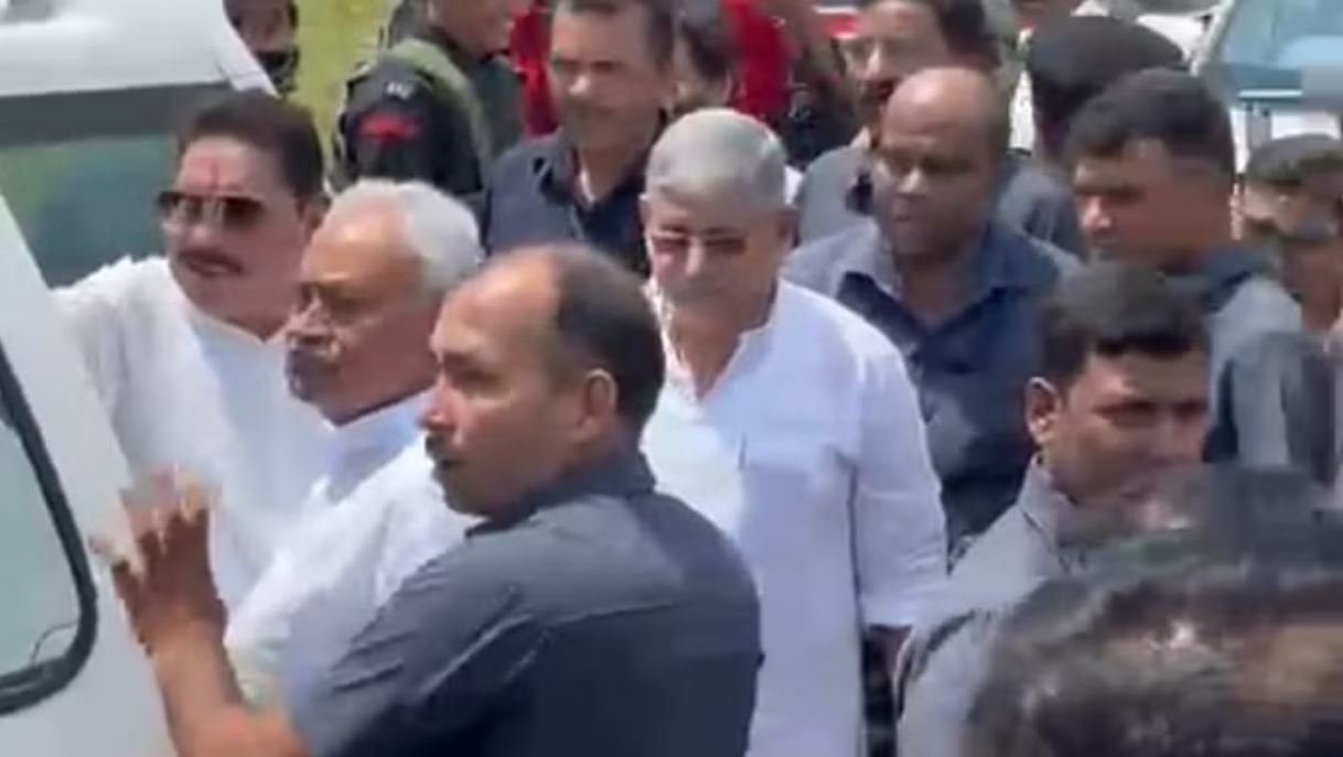 नीतीश कुमार पहुंचे बाढ़, दी सौ करोड़ की सौगात