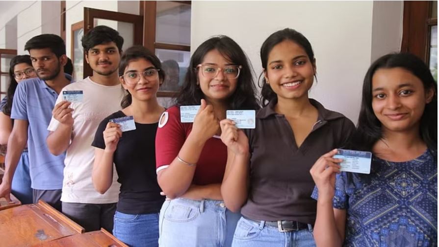 दिल्ली विश्वविद्यालय छात्र संघ चुनाव के लिए वोटिंग जारी, छात्रों में दिखा उत्साह