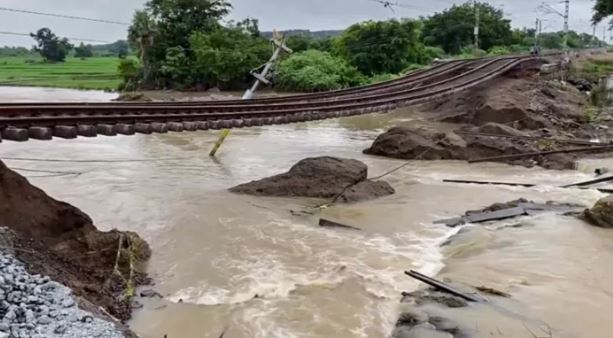 देश के दो राज्यों में कहर बरपा रही बारिश, अब तक 323 ट्रेनें रद्द