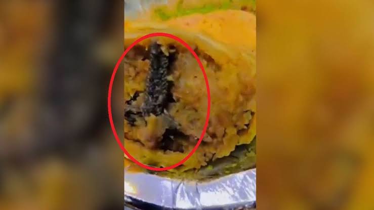 गाजियाबाद: समोसे में मिली मेंढक की टांग, पुलिस ने दुकानदार को हिरासत में लिया