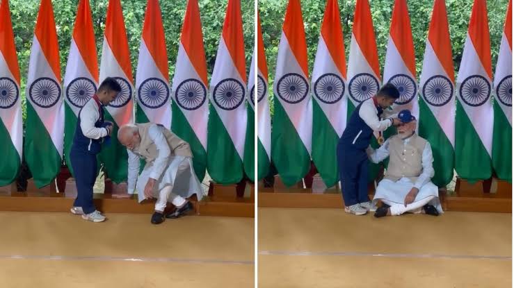 स्वर्ण विजेता नवदीप की इच्छा पूरी करने के लिए जमीन पर बैठे पीएम मोदी
