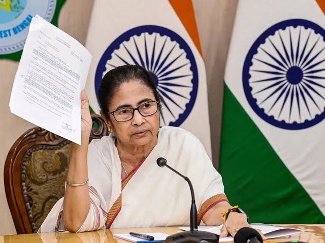 डॉक्टरों से बातचीत फिर फेल, ममता ने की इस्तीफे की पेशकश