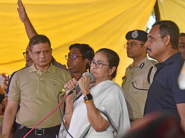 'मैं आपकी दीदी बनकर आई हूं, सीएम नहीं', डॉक्टरों के धरनास्थल पर पहुंचीं ममता बनर्जी