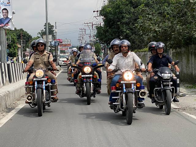 देहरादून: ट्रैफिक व्यवस्था देखने एसएसपी के साथ बाइक पर निकले डीएम