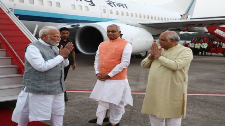 पीएम मोदी गुजरात पहुंचे, सोमवार को कई विकास कार्यों का करेंगे शिलान्यास