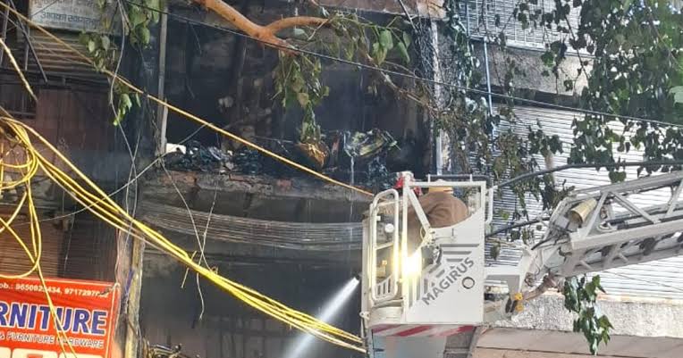 दिल्ली के नबी करीम इलाके के फर्नीचर मार्केट में लगी आग, सामान जलकर खाक