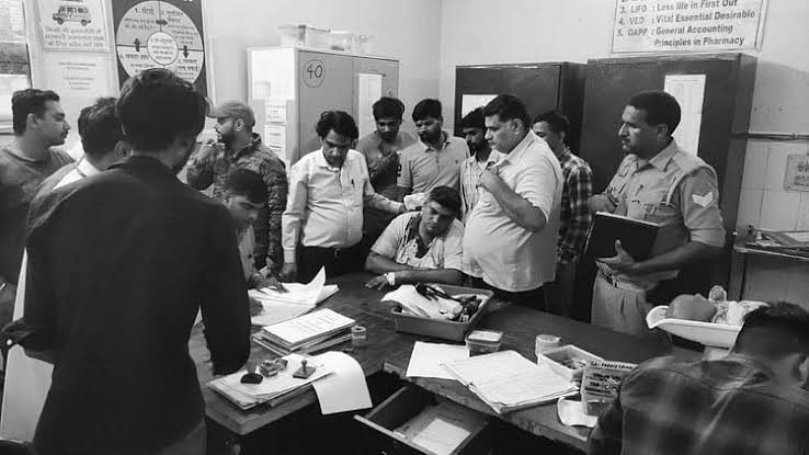 अलीगढ़: दुकान बंद कर जा रहे ज्वेलर से लूट का प्रयास, विरोध में मारी गोली
