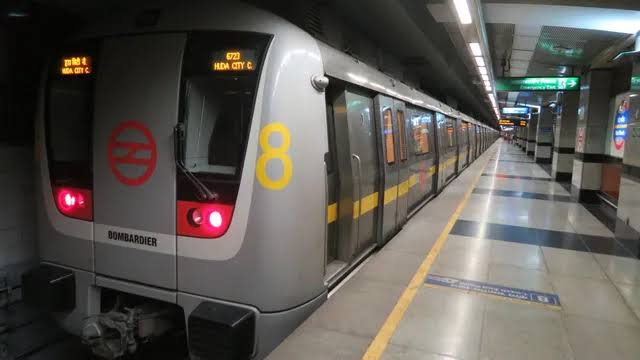 दिल्ली: स्टेशन पर अचानक से मेट्रो के आगे कूदा शख्स, मौत