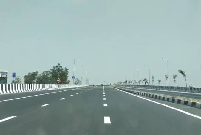 दिल्ली-मेरठ एक्सप्रेस: गाजियाबाद में अज्ञात वाहन ने स्कूटी को रौंदा, तीन दोस्तों की मौत