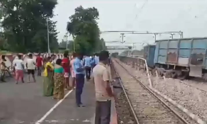 पश्चिम बंगाल के अलीपुरद्वार में मालगाड़ी के 5 डिब्बे पटरी से उतरे