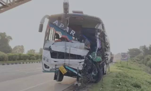यूपी की बस बिहार में ट्रक से टकराई, तीन की मौत, 11 घायल