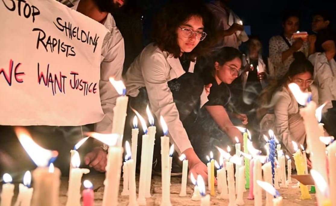 आरजी कर केस: सुप्रीम कोर्ट की सुनवाई से पहले डॉक्टर्स ने निकाली मशाल रैली