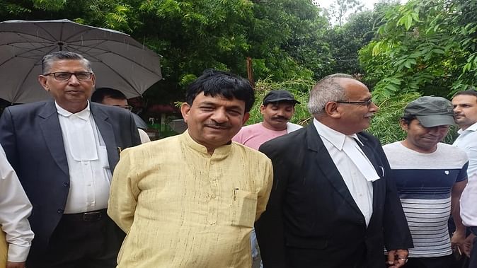 मुजफ्फरनगर: कपिल देव अग्रवाल ने कोर्ट में किया सरेंडर, पांच घंटे न्यायिक हिरासत में रहे
