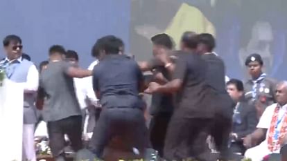 कर्नाटक: सीएम की सुरक्षा में बड़ी चूक, कुर्सी की तरफ लपका युवक