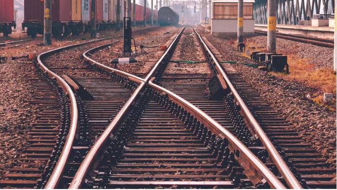 अमेठी में इंटरसिटी एक्सप्रेस की चपेट में आने पर दो युवकों की मौत