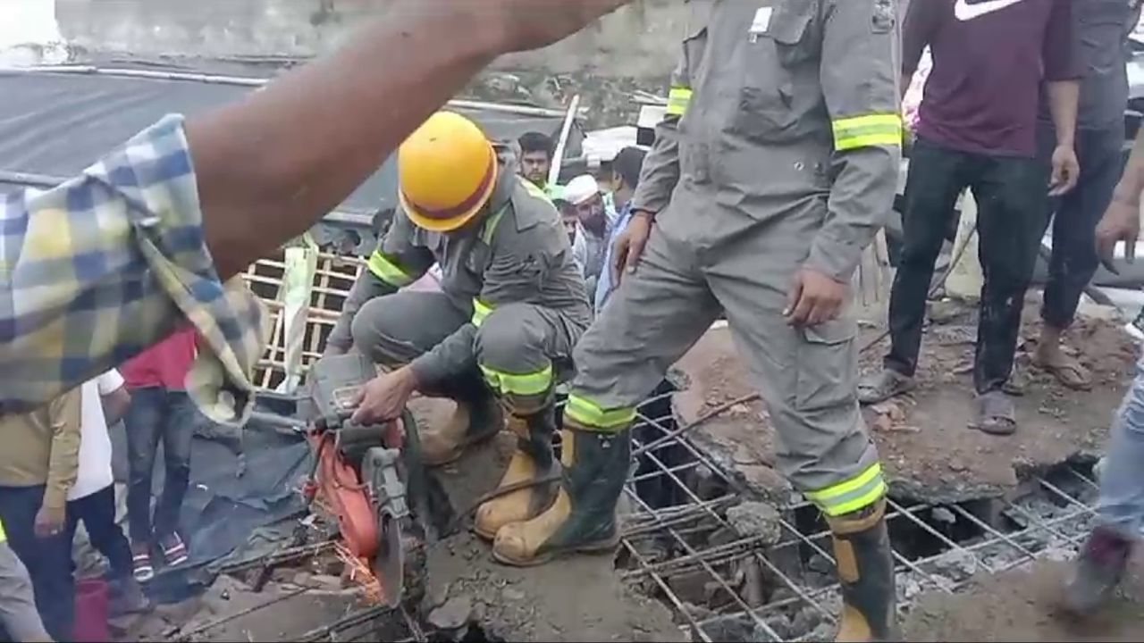 मेरठ में गिरा दो मंजिला मकान, 7 की मौत, कई लोग मलबे में दबे