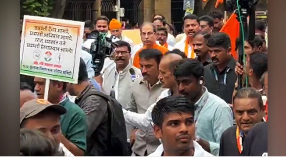 मुंबई में एमवीए का जूते मारो आंदोलन, पीएम किस बात की मांग रहे माफी- ठाकरे