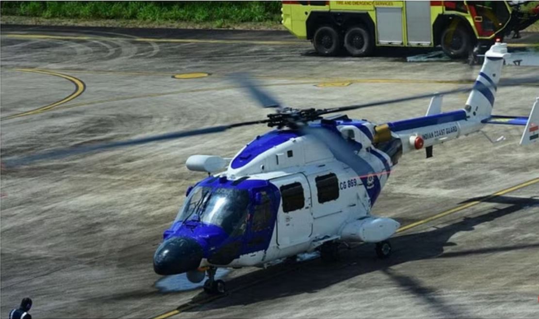 तटरक्षक बल के हेलीकॉप्टर की अरब सागर में आपात लैंडिंग, तीन लापता