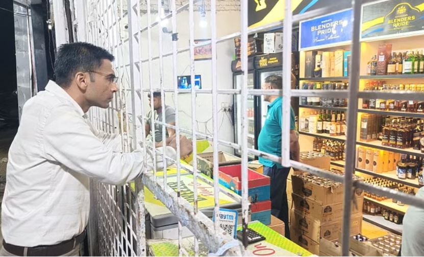 ग्राहक बनकर शराब के ठेके पर पहुंचे डीएम, 20 रुपये ज्यादा लेकर दी बोतल और फिर...