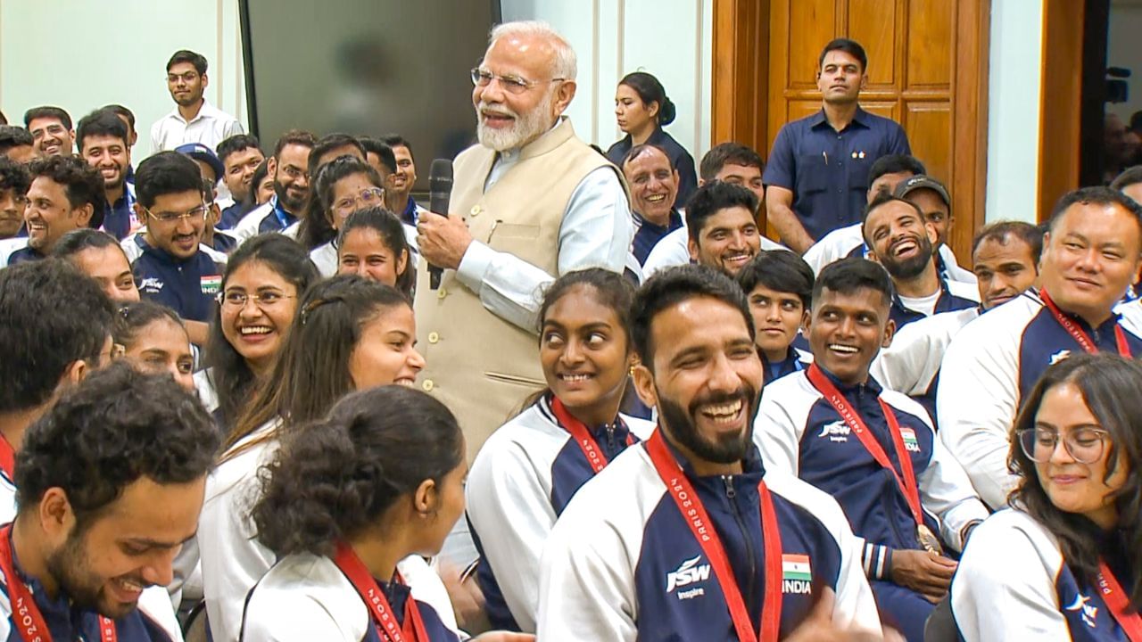 पैरालंपिक गेम्स के सितारों से मिले पीएम मोदी, हरविंदर ने दिया ये गिफ्ट