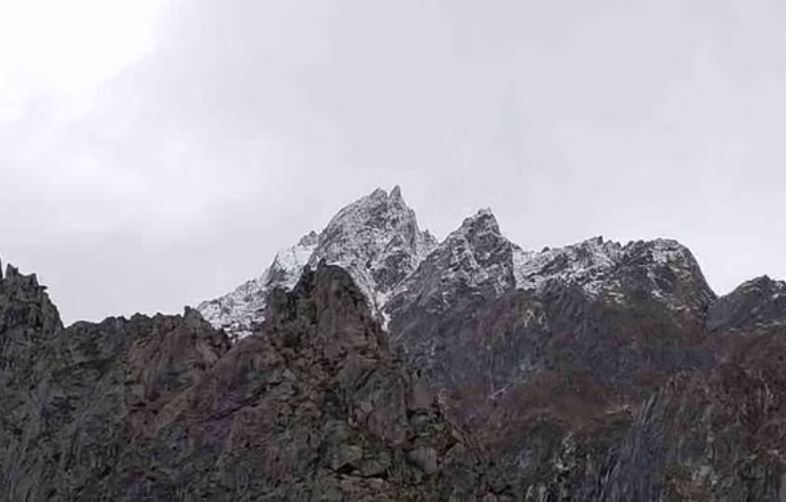 बदरीनाथ की ऊंची चोटियों पर बर्फबारी, कई जिलों में बारिश-ओलावृष्टि