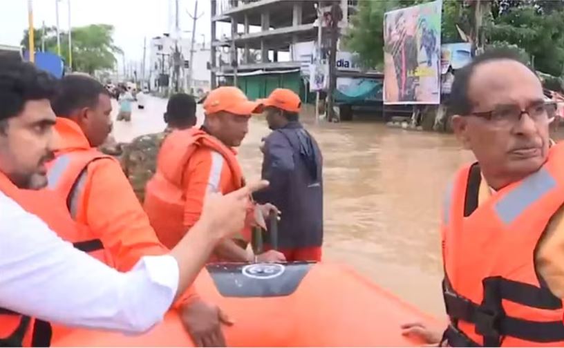 विजयवाड़ा: केंद्रीय मंत्री शिवराज ने हेलीकॉप्टर-नावों से किया प्रभावित इलाकों का दौरा