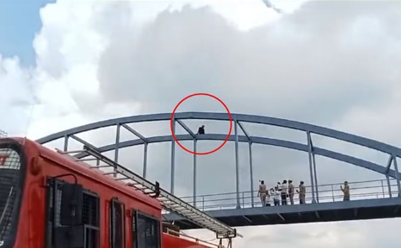 जौनपुर: नौ घंटे तक फुटओवर ब्रिज पर चढ़ा रहा युवक, कूदकर दी जान