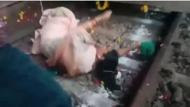 हरी झंडी दिखाते ही वंदे भारत के सामने ट्रैक पर गिरीं विधायक