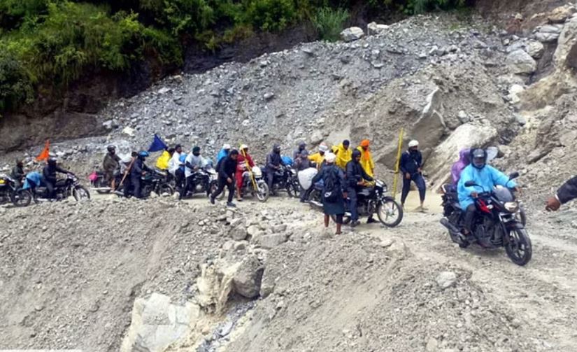 मलबा आने से हाईवे कई जगह बंद, बदरीनाथ और हेमकुंड जाने वाले 2000 यात्री फंसे