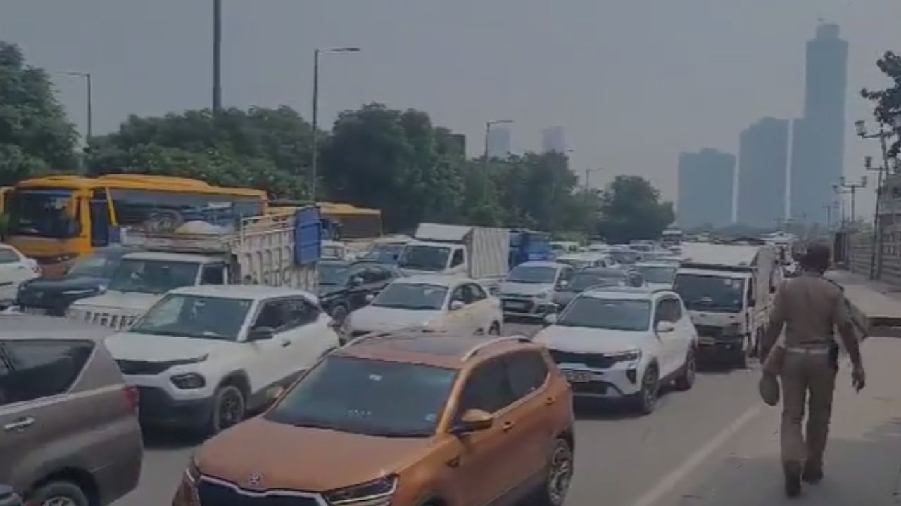 नोएडा में सफाई कर्मचारियों का प्रदर्शन, एक्सप्रेसवे पर लगा लंबा जाम