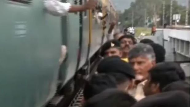 बाढ़ का मुआयना करते वक्त बाल-बाल बचे सीएम चंद्रबाबू नायडू!