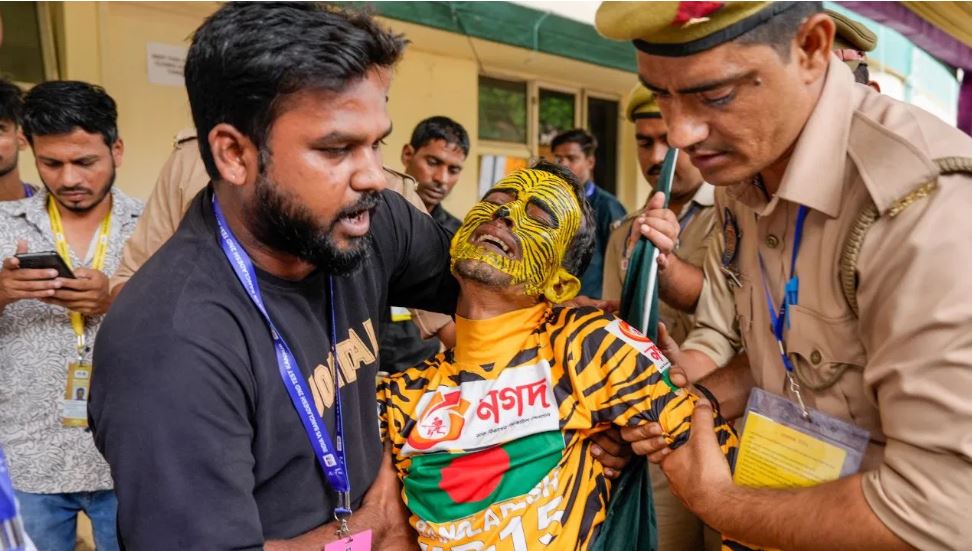 बांग्लादेशी सुपर फैन की ‘असलियत’ आई सामने, नियम तोड़कर देख रहा था मैच