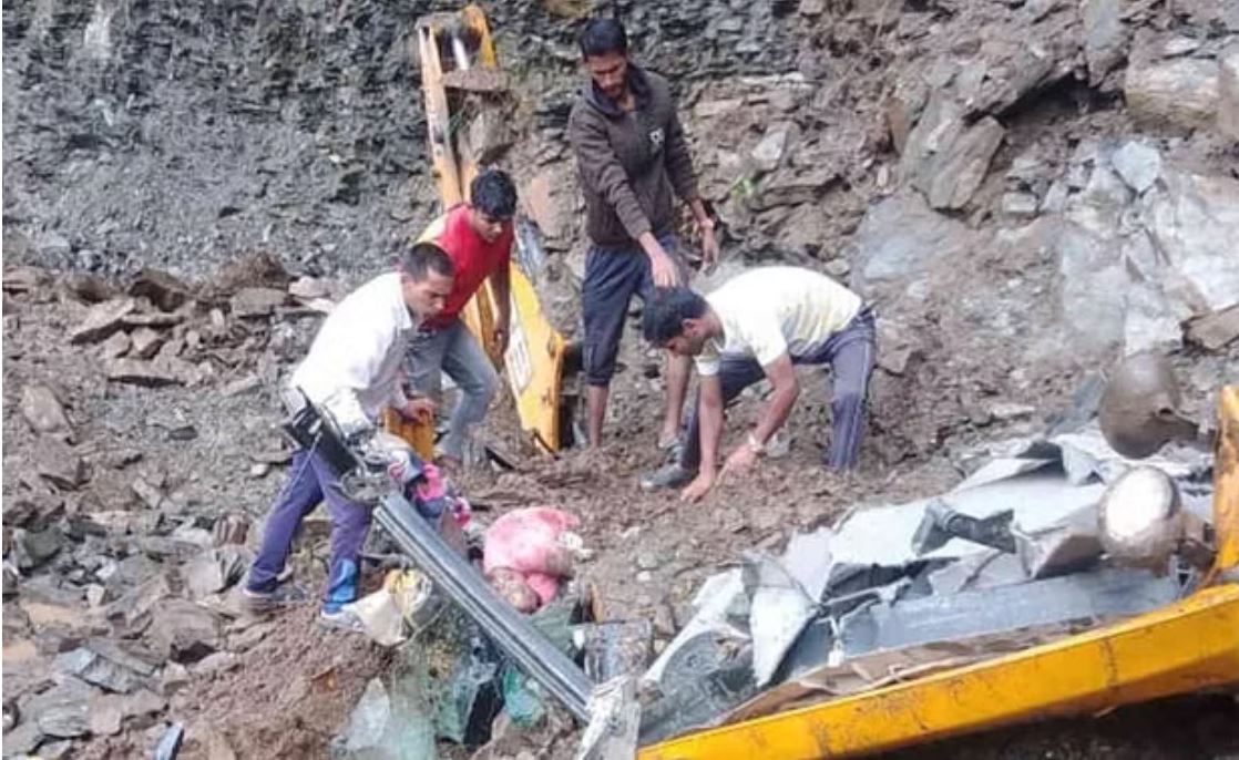 चमाेली: सड़क निर्माण के दाैरान जेसीबी पर गिरी चट्टान, मलबे में दबकर चालक की मौत