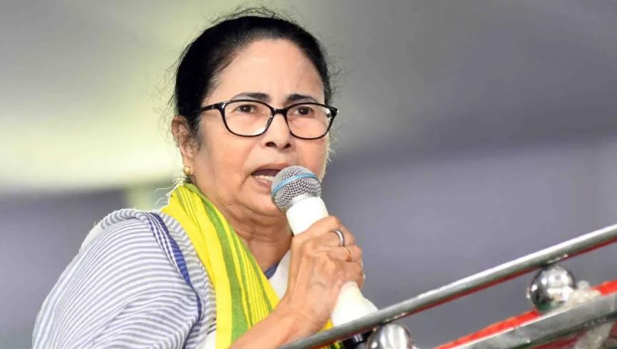 मुख्यमंत्री झूठ बोल रहीं, हमें ऑफर हुए पैसे: कोलकाता पीड़िता की मां