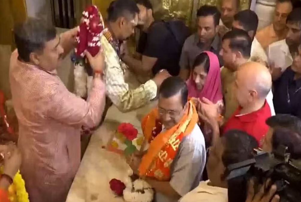 जेल से बाहर आने के बाद पत्नी संग हनुमान मंदिर पहुंचे केजरीवाल