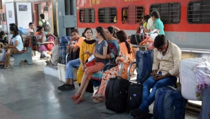 दिल्ली से बिहार और साउथ इंडिया जाने वाली कई ट्रेनें लेट