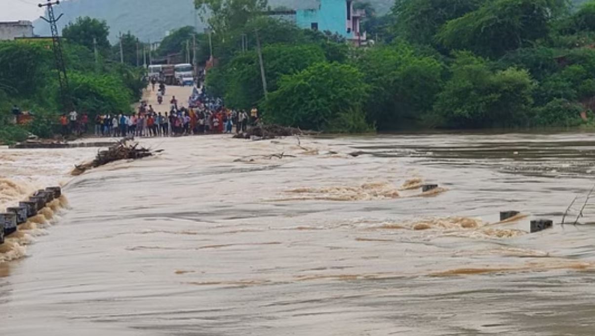 बूंदी: दुगारी गांव में तालाब का पानी ओवरफ्लो होने से घरों में भरा