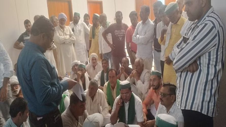 अफसरों के पास पहुंचे शामली के 50 किसान, बोले साहब हम मरे नहीं, जिंदा हैं
