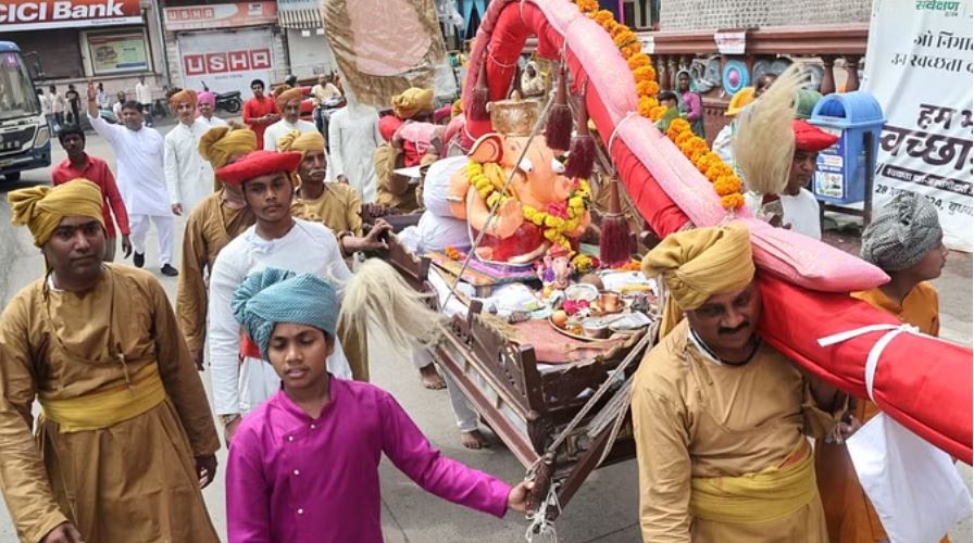 घर-घर विराजे गणेश, राजसी ठाठ से होलकर राजवंश के गणेश पालकी में पहुंचे राजवाड़ा
